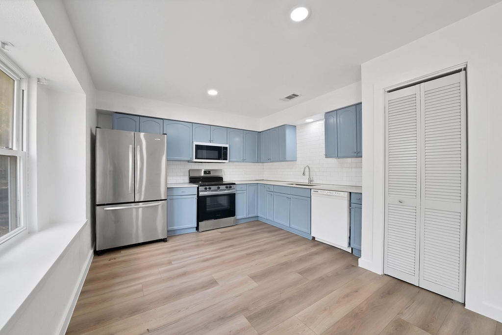 813 Panay Way Drive - Photo 4