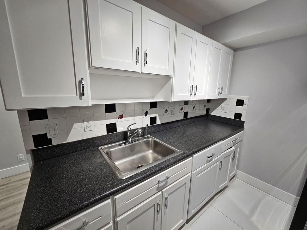 2148 Sherwood Forest Boulevard - Photo 7