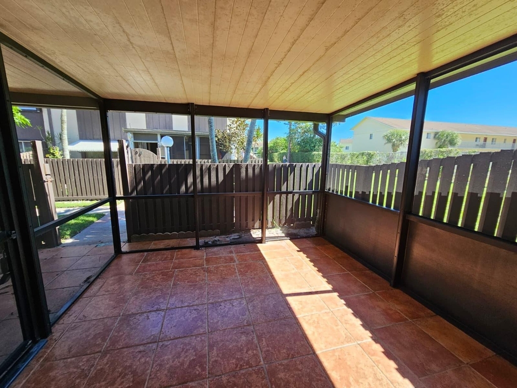 2148 Sherwood Forest Boulevard - Photo 4
