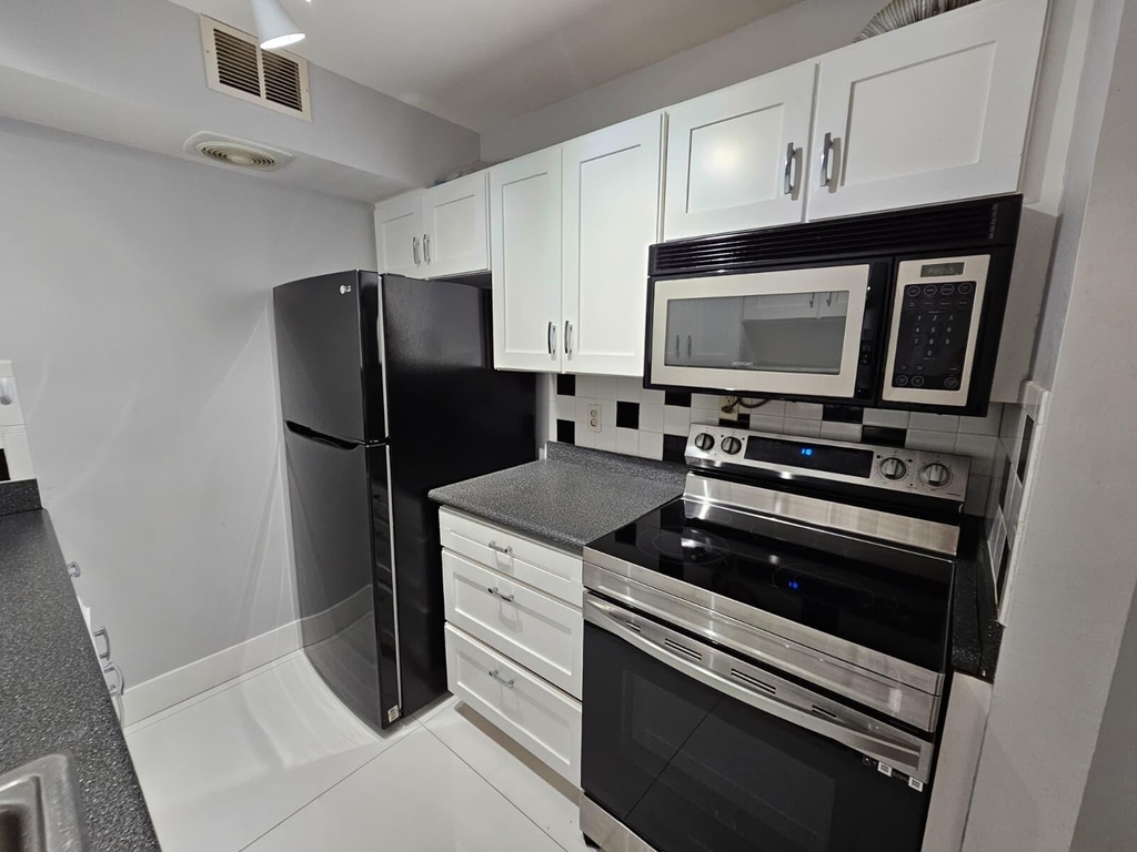 2148 Sherwood Forest Boulevard - Photo 6