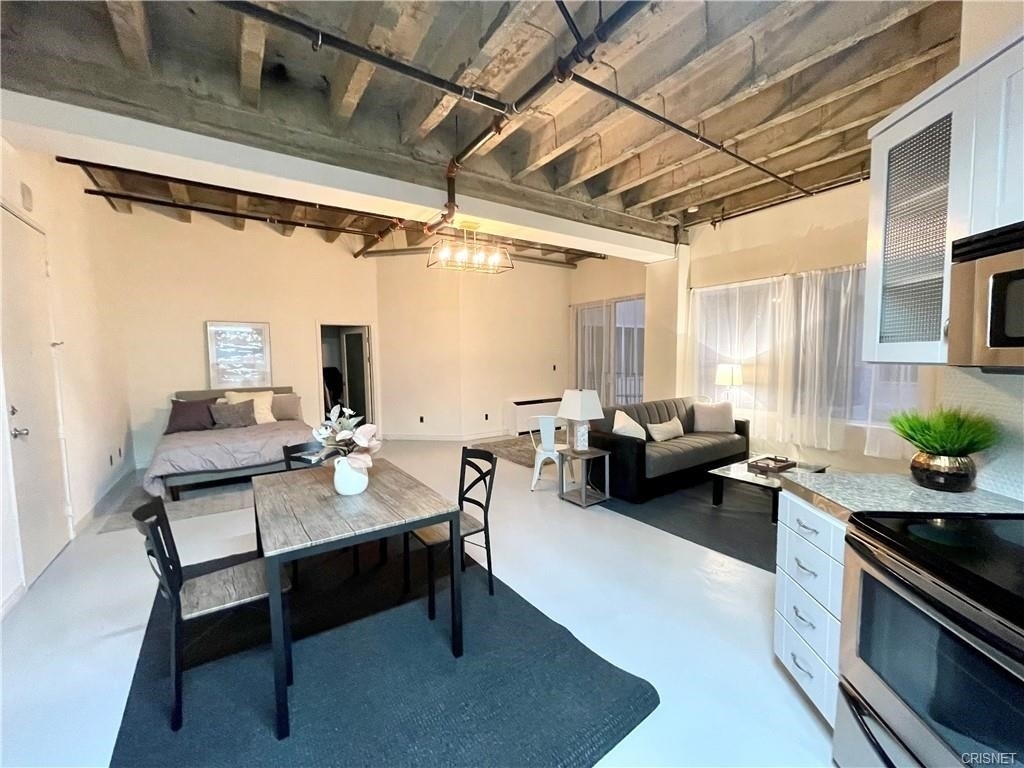 312 W 5th Street - Photo 0