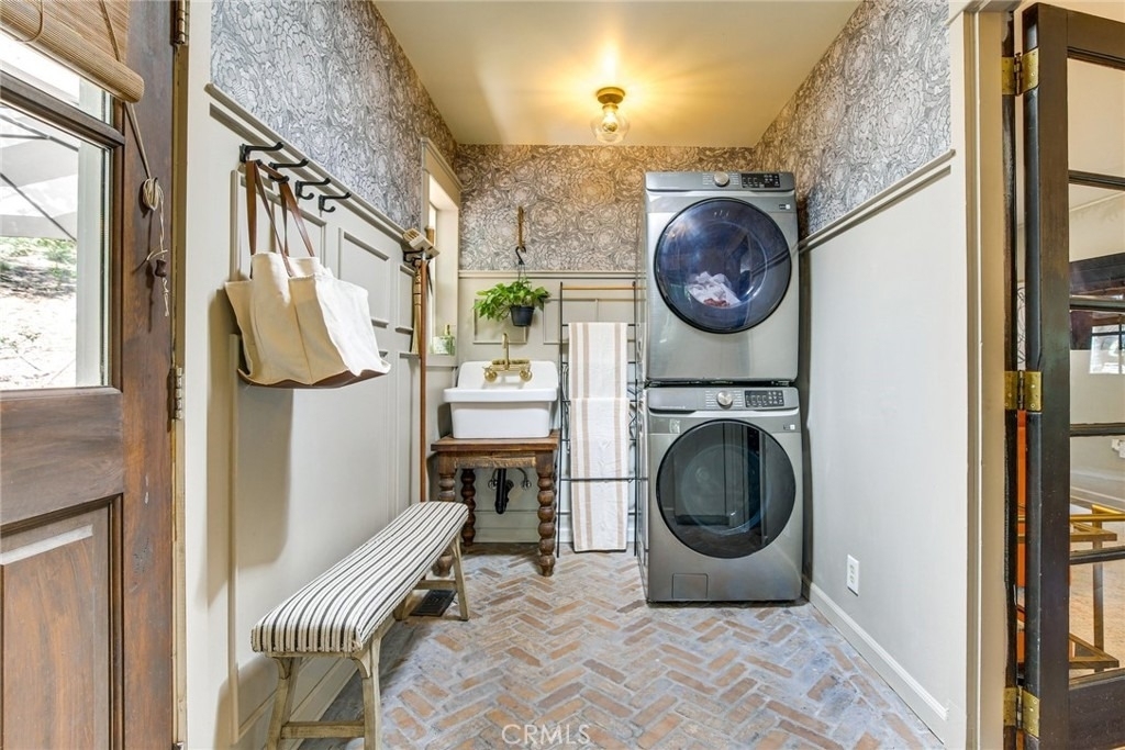 652 E Victoria Court - Photo 8