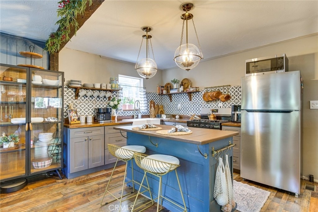 652 E Victoria Court - Photo 5