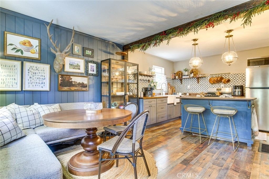 652 E Victoria Court - Photo 2