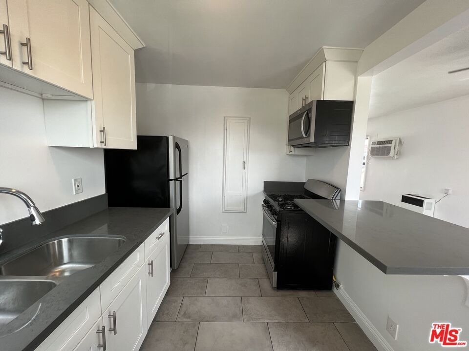 2010 W 35th Street - Photo 5