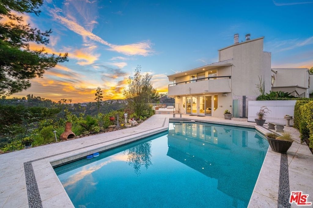 1121 Roberto Lane - Photo 0