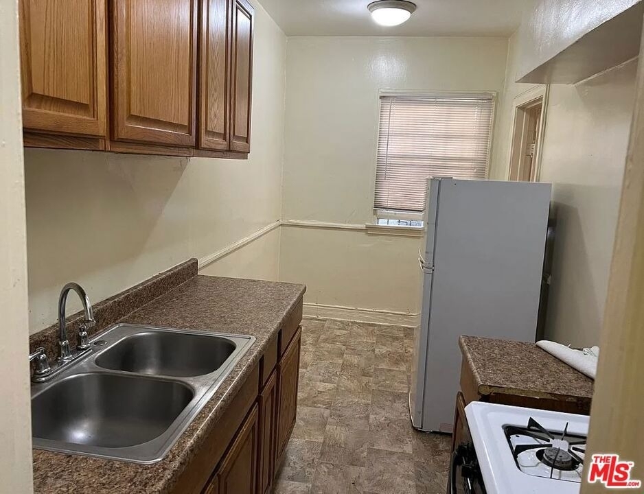 607 S Dunsmuir Avenue - Photo 4