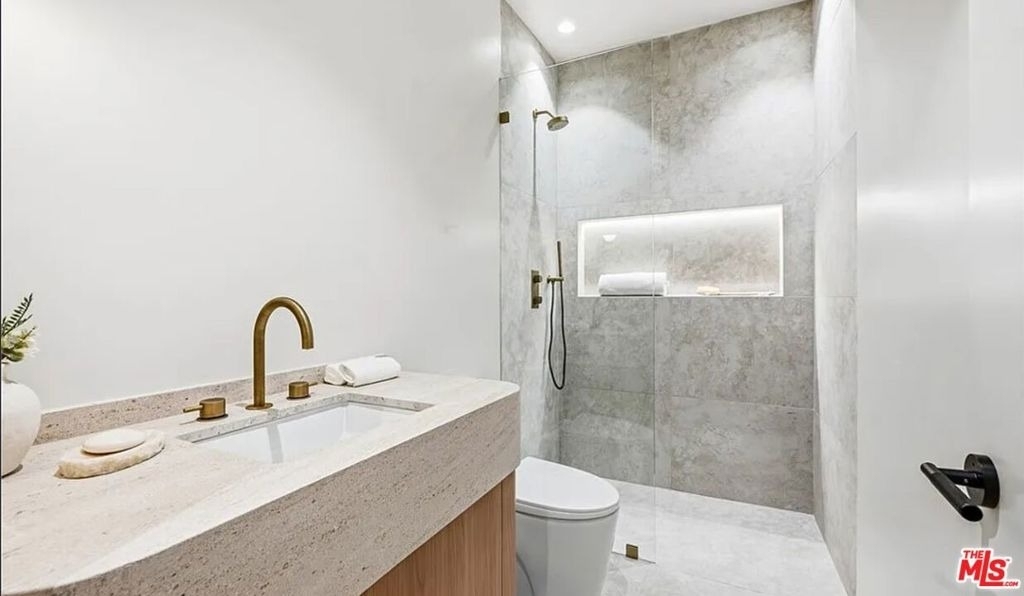 4900 Valjean Avenue - Photo 10