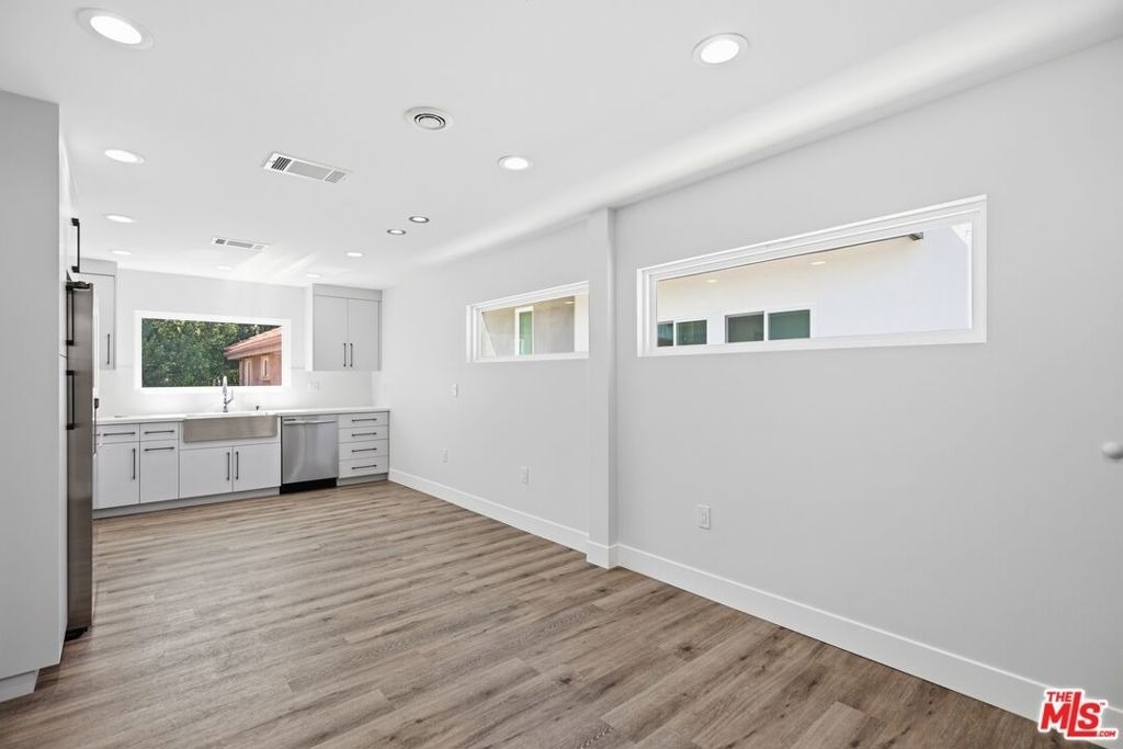 11613 Burbank Boulevard - Photo 7