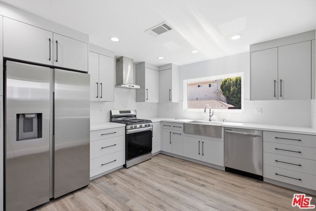 11613 Burbank Boulevard - Photo 8