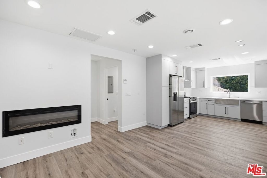 11613 Burbank Boulevard - Photo 6