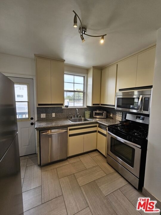 2333 S Garth Avenue - Photo 7