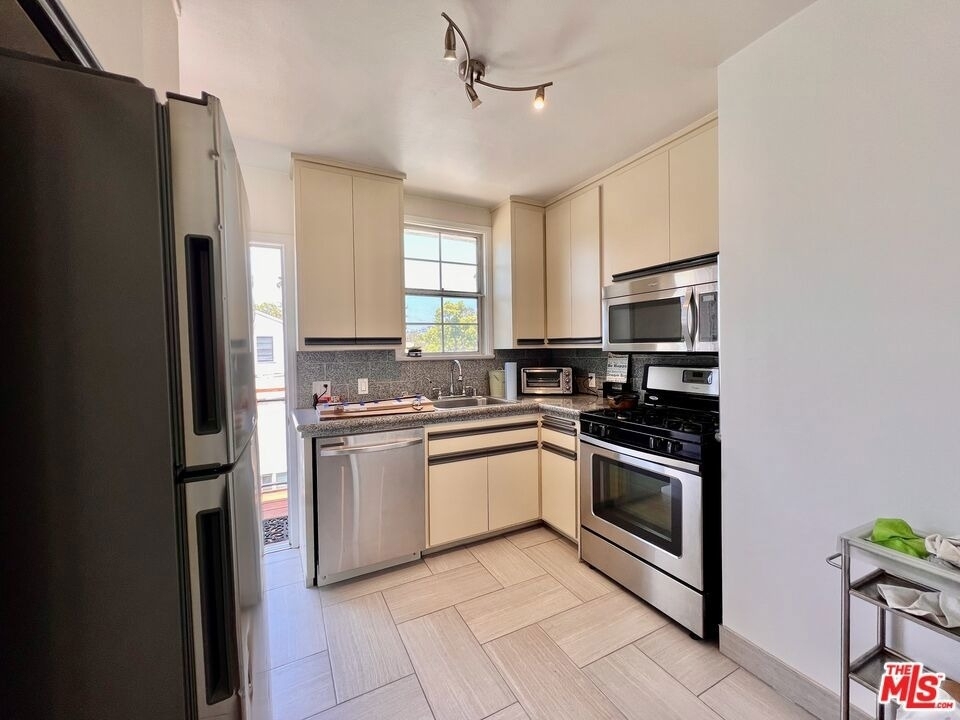 2333 S Garth Avenue - Photo 10