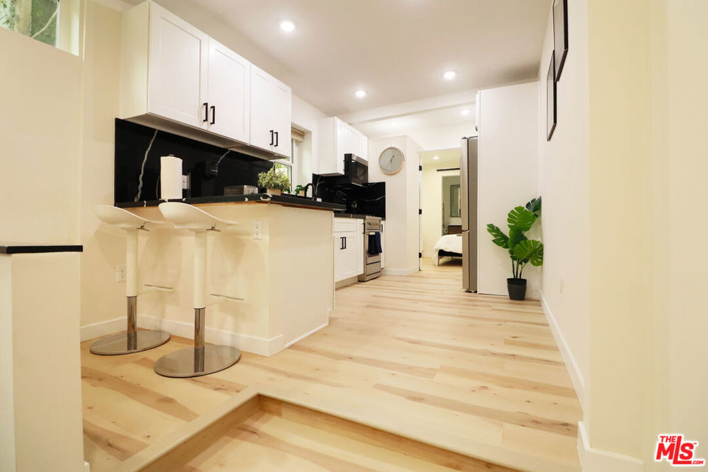 9040 Phyllis Avenue - Photo 4