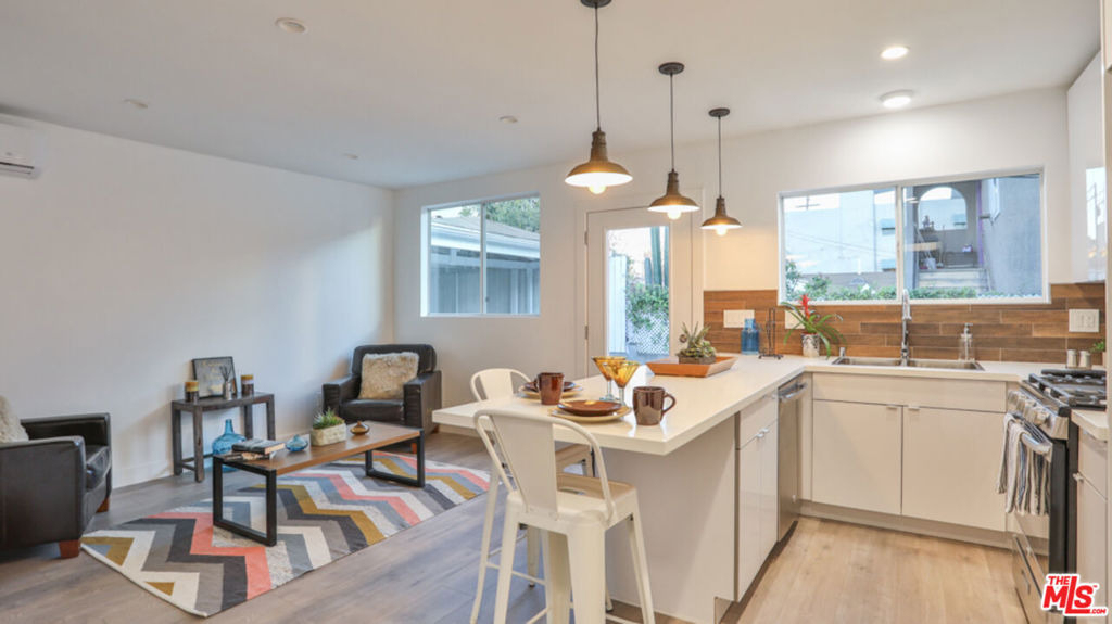 128 N Burlington Avenue - Photo 1