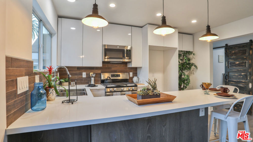 128 N Burlington Avenue - Photo 0