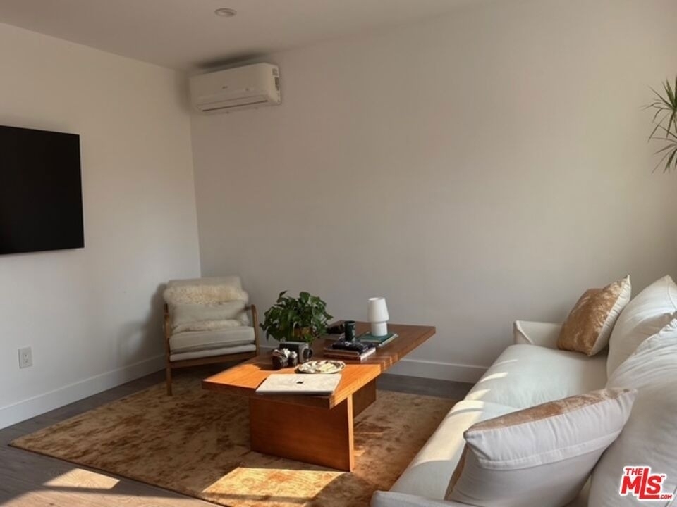 128 N Burlington Avenue - Photo 4