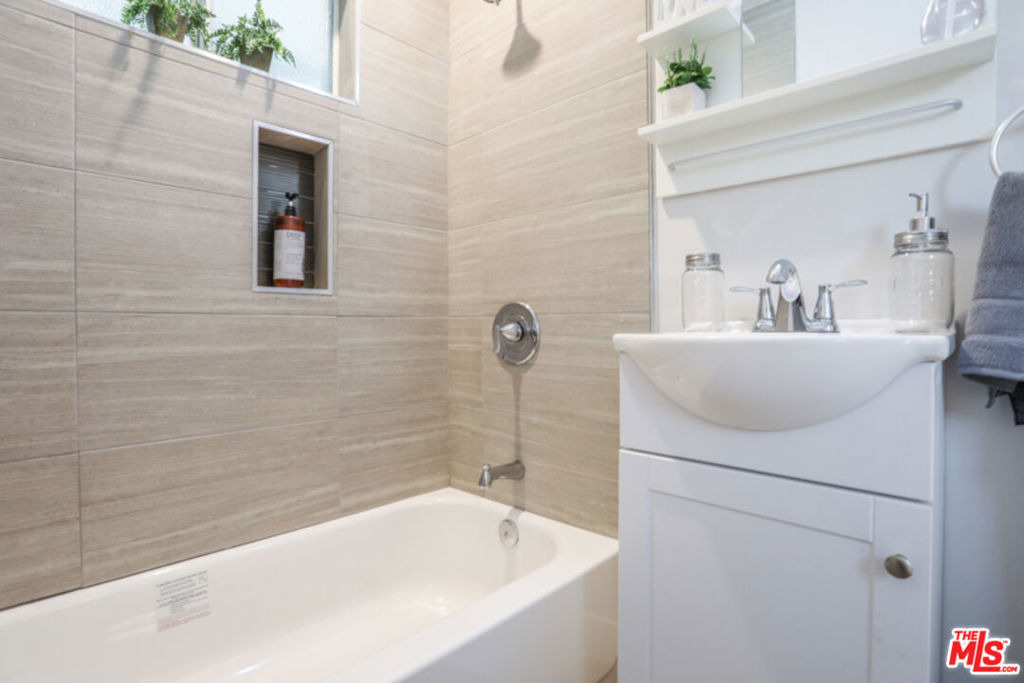 128 N Burlington Avenue - Photo 8