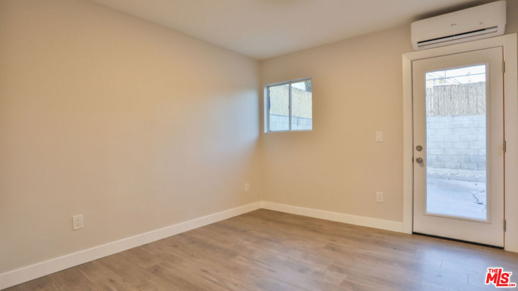 128 N Burlington Avenue - Photo 11