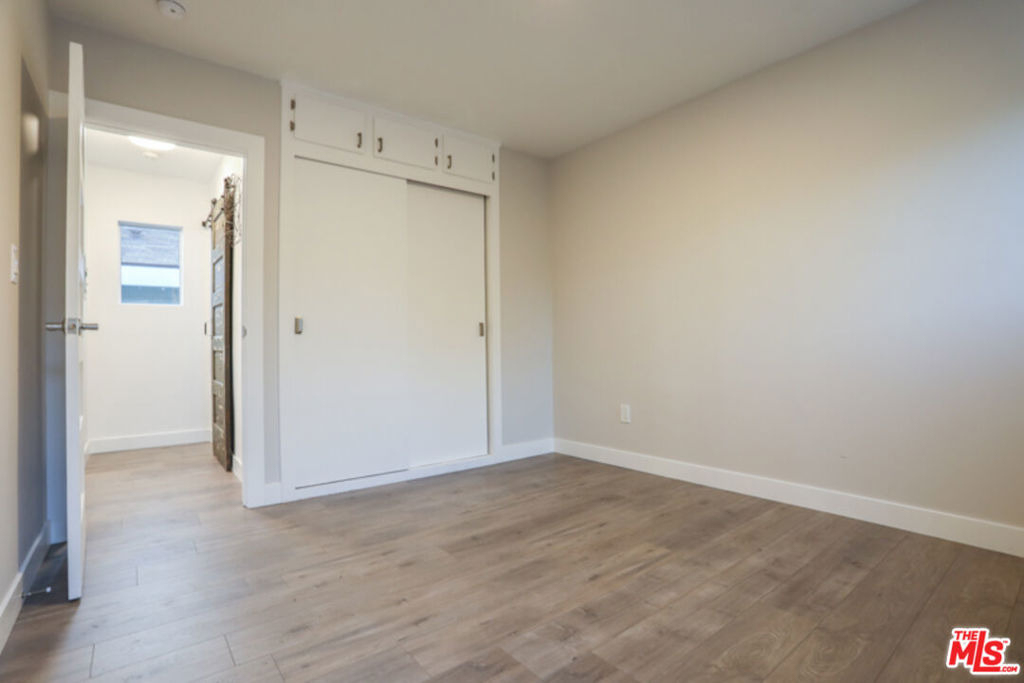128 N Burlington Avenue - Photo 12