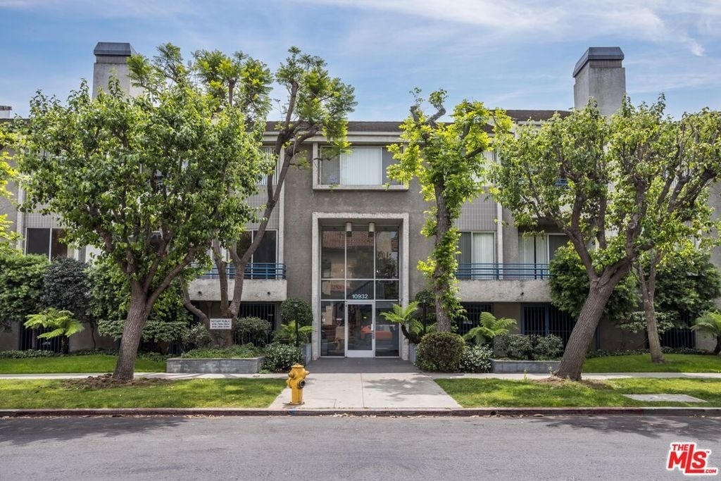 10932 Morrison Street - Photo 0