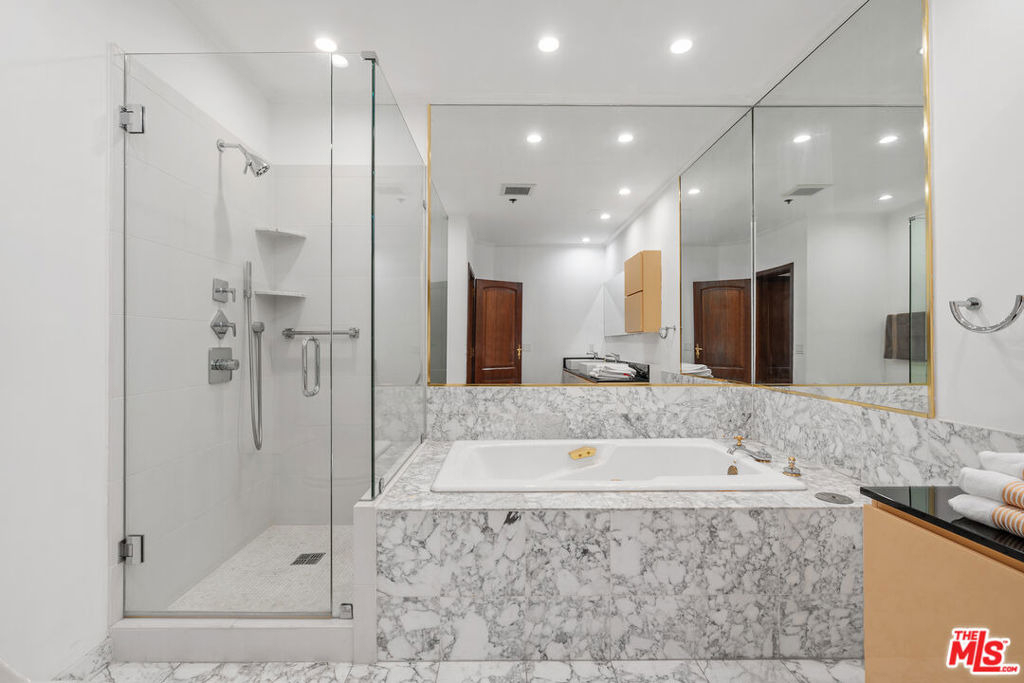 9249 Burton Way - Photo 16