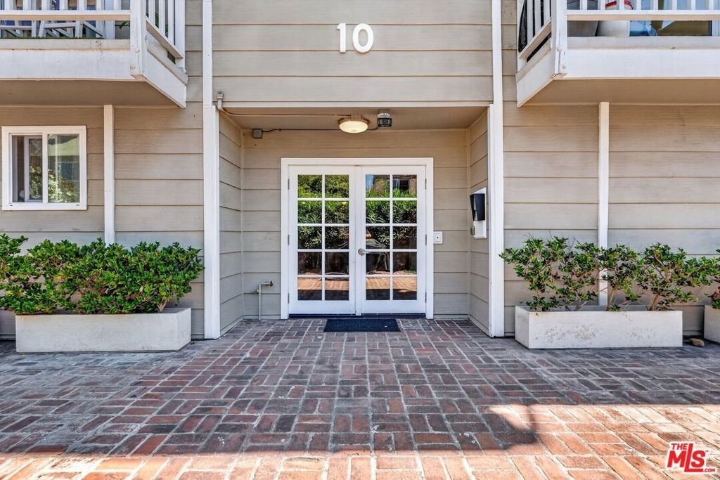10 19th Avenue - Photo 2