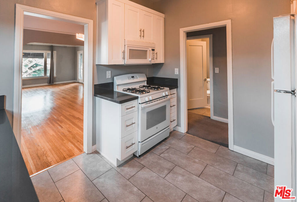 817 Westmount Drive - Photo 9