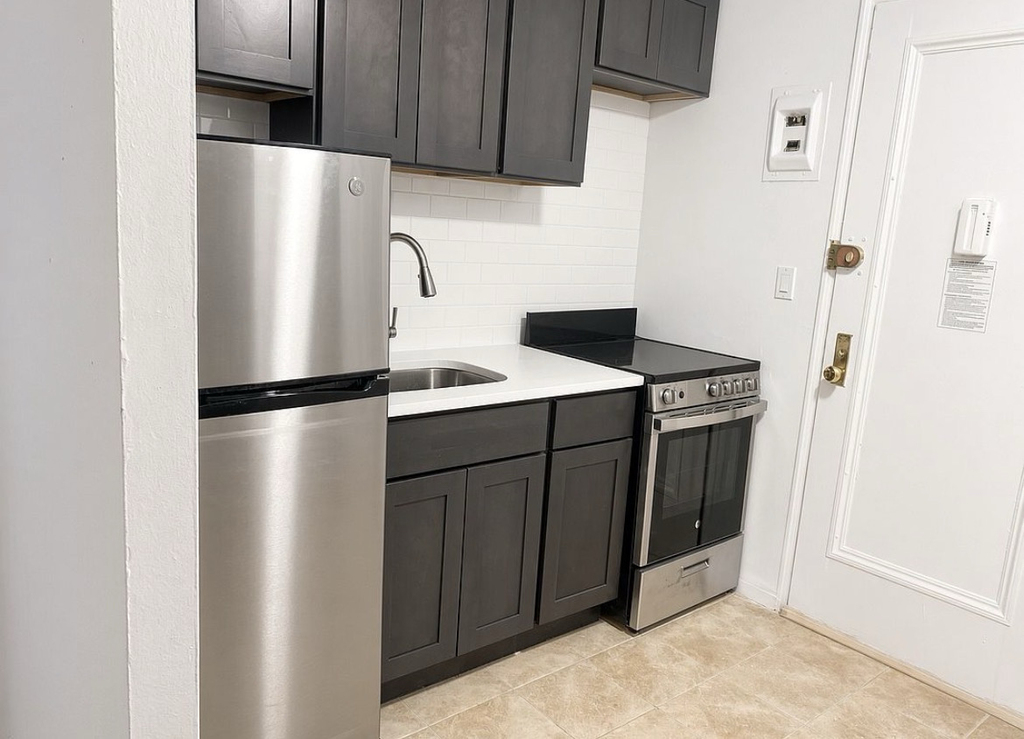 270 West 25th Street - Photo 2