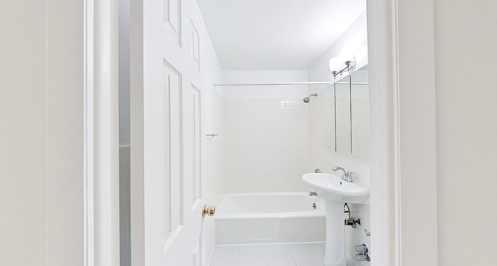 270 West 25th Street - Photo 6