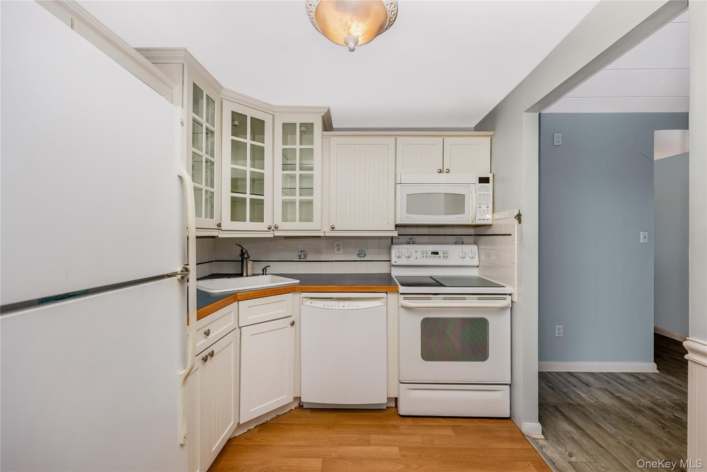 230 W Broadway - Photo 10