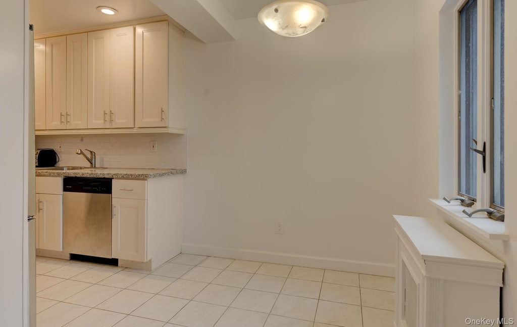 215 Middle Neck Road - Photo 9