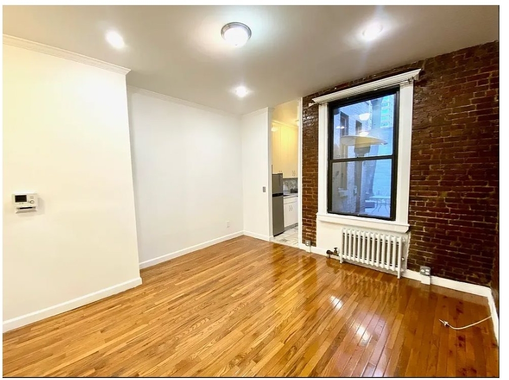 247 E 39th Street - Photo 1