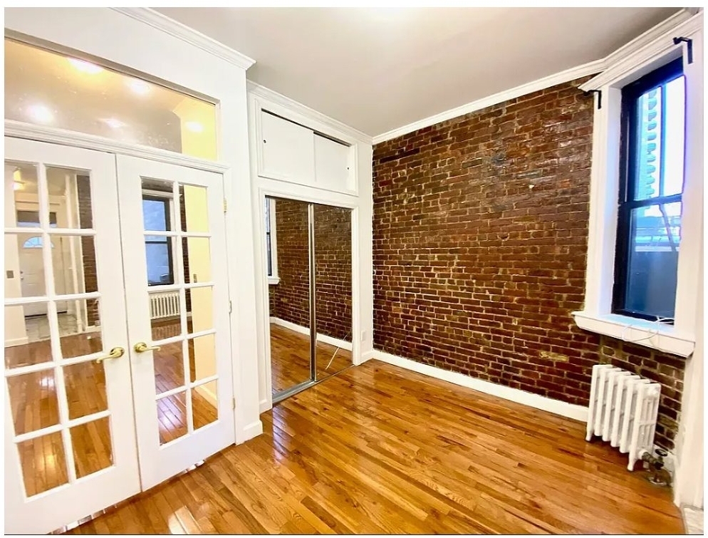 247 E 39th Street - Photo 3