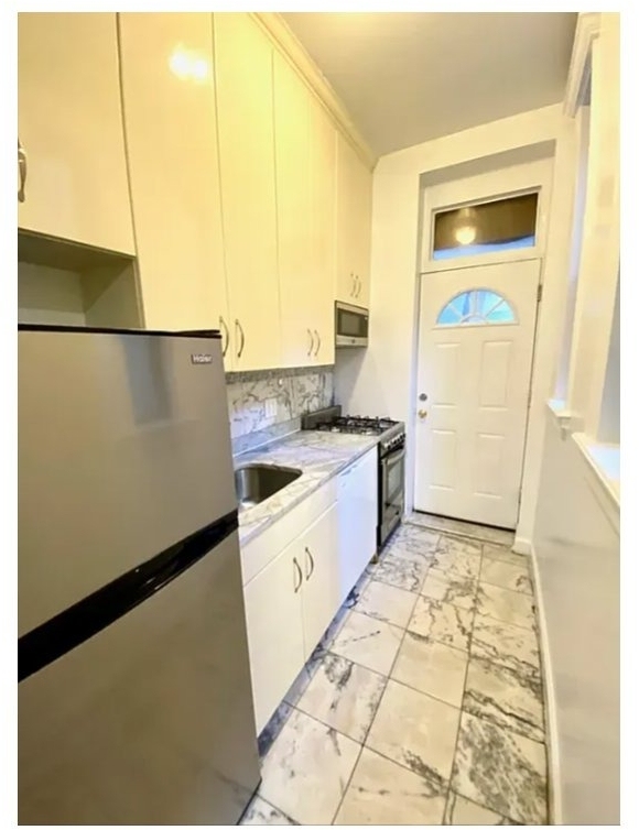247 E 39th Street - Photo 2