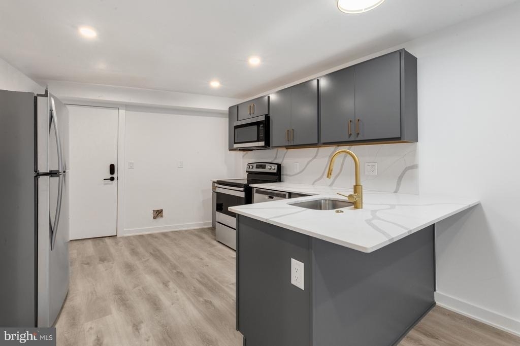 2046 E Lehigh Avenue - Photo 4