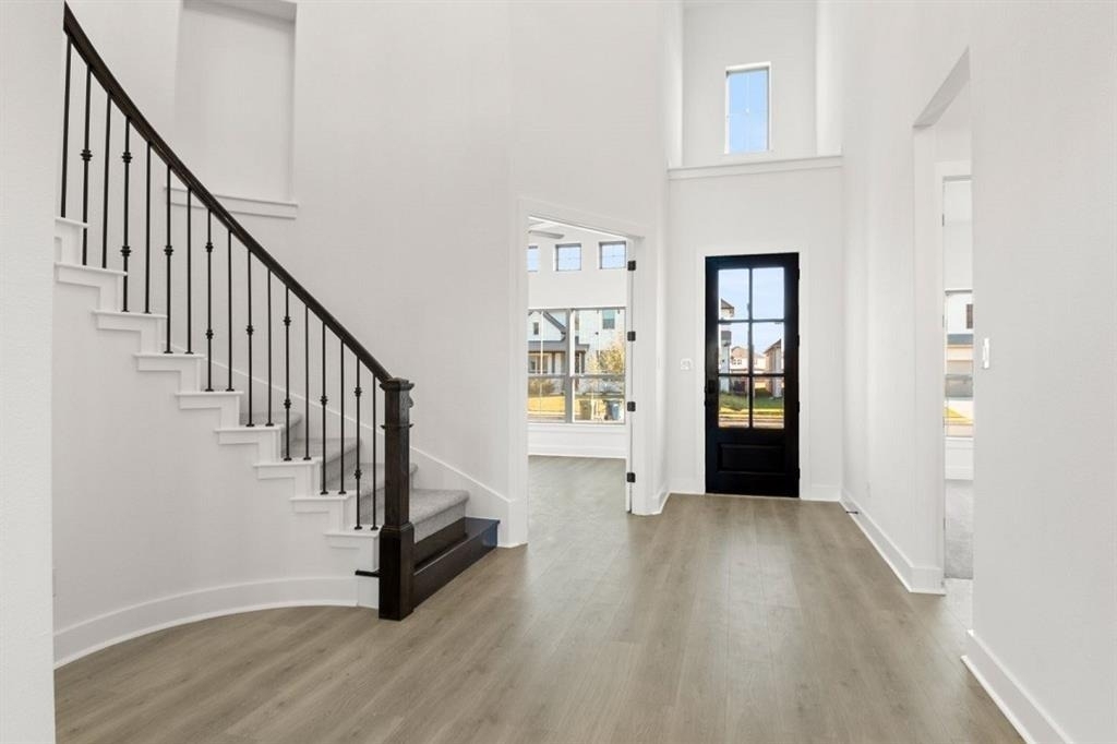 373 Hollister Dr - Photo 4