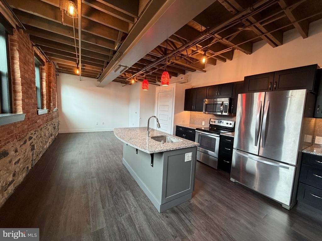 820 W Market Street - Photo 2