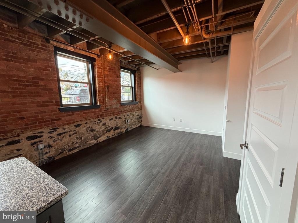 820 W Market Street - Photo 5