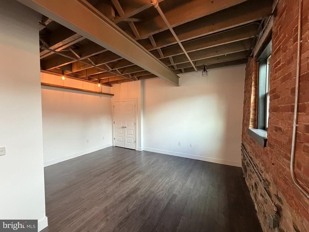 820 W Market Street - Photo 12