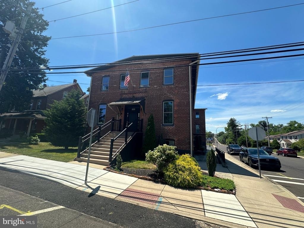 820 W Market Street - Photo 18