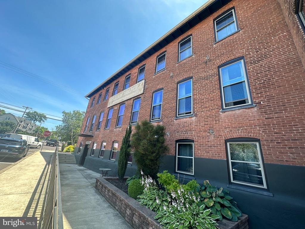 820 W Market Street - Photo 20