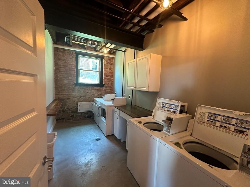 820 W Market Street - Photo 17