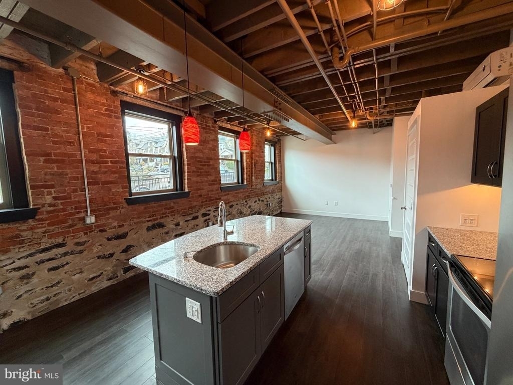 820 W Market Street - Photo 7
