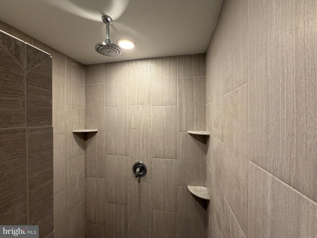 820 W Market Street - Photo 10