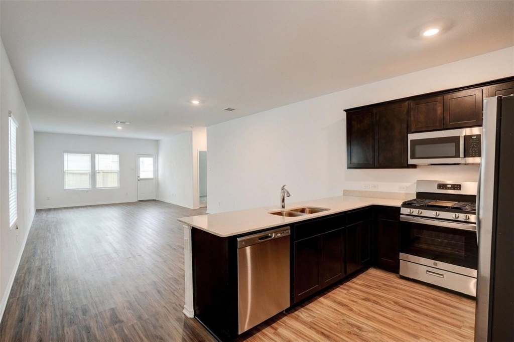 484 Gabbro Gdns - Photo 3