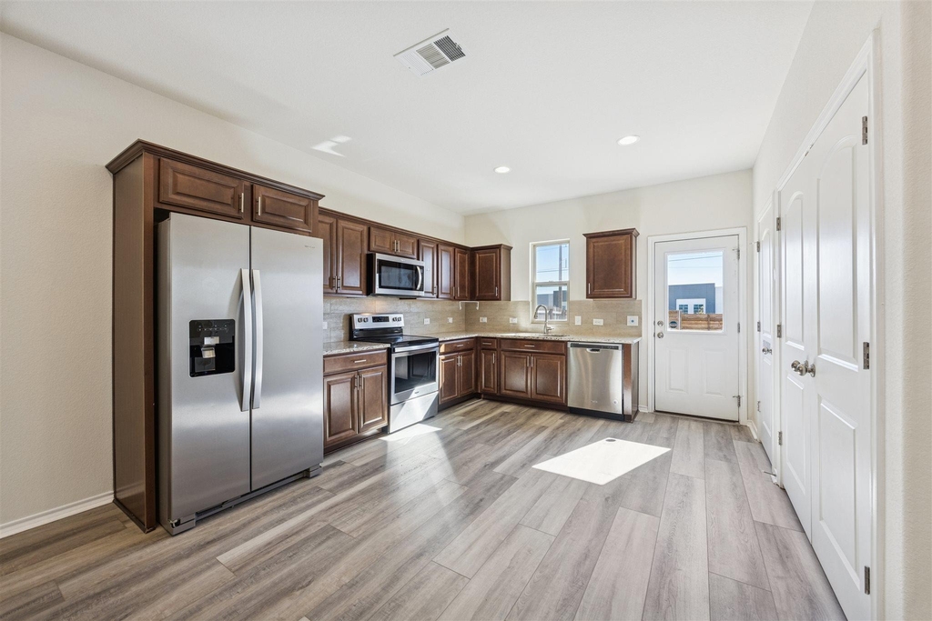 6401 Graymont Dr - Photo 2