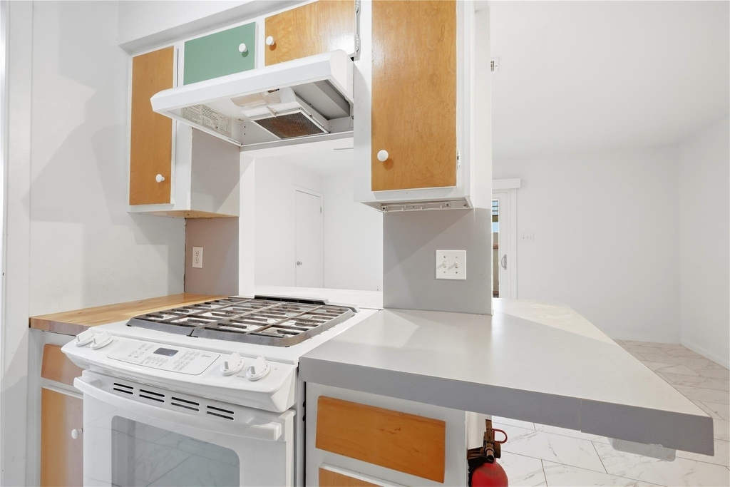 2806 Skyway Cir - Photo 9