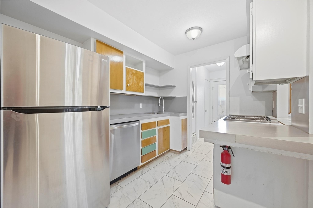 2806 Skyway Cir - Photo 10