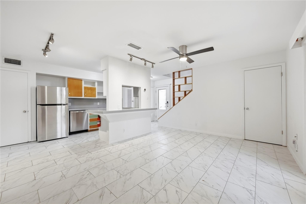 2806 Skyway Cir - Photo 6